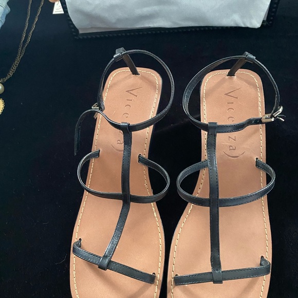 Black shoes with round gold heel; worn once can be dressed up or down; size 39/9 - Picture 3 of 5